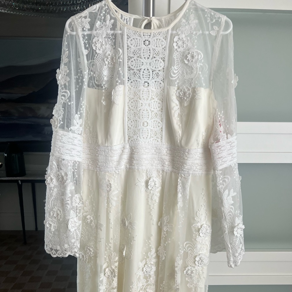 Monique Lhullier beautiful cream knee length dress